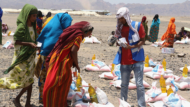 Ethiopian women collecting food packs from islamic relief representative