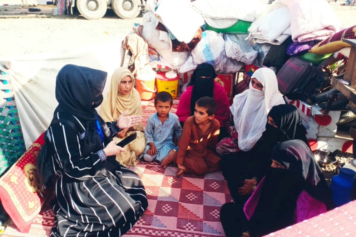 islamic relief teams in afghanistan meeting with families returning from pakistan after being expelled