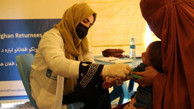 islamic relief teams in afghanistan providing basic healthcare checks to children returning from pakistan to afghanistan after being expelled