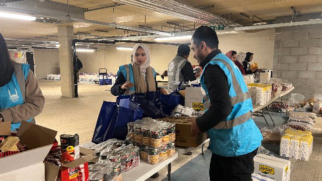food pack preparations at cambridge central mosque by islamic relief staff and volunteers