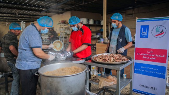 islamic relief cooking large pots of hot food to be distributed to families in gaza