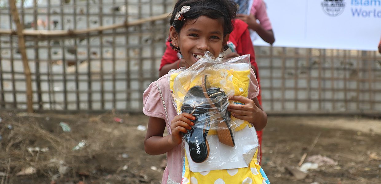 A young girl holding Eid gifts provided by Islamic Relief.