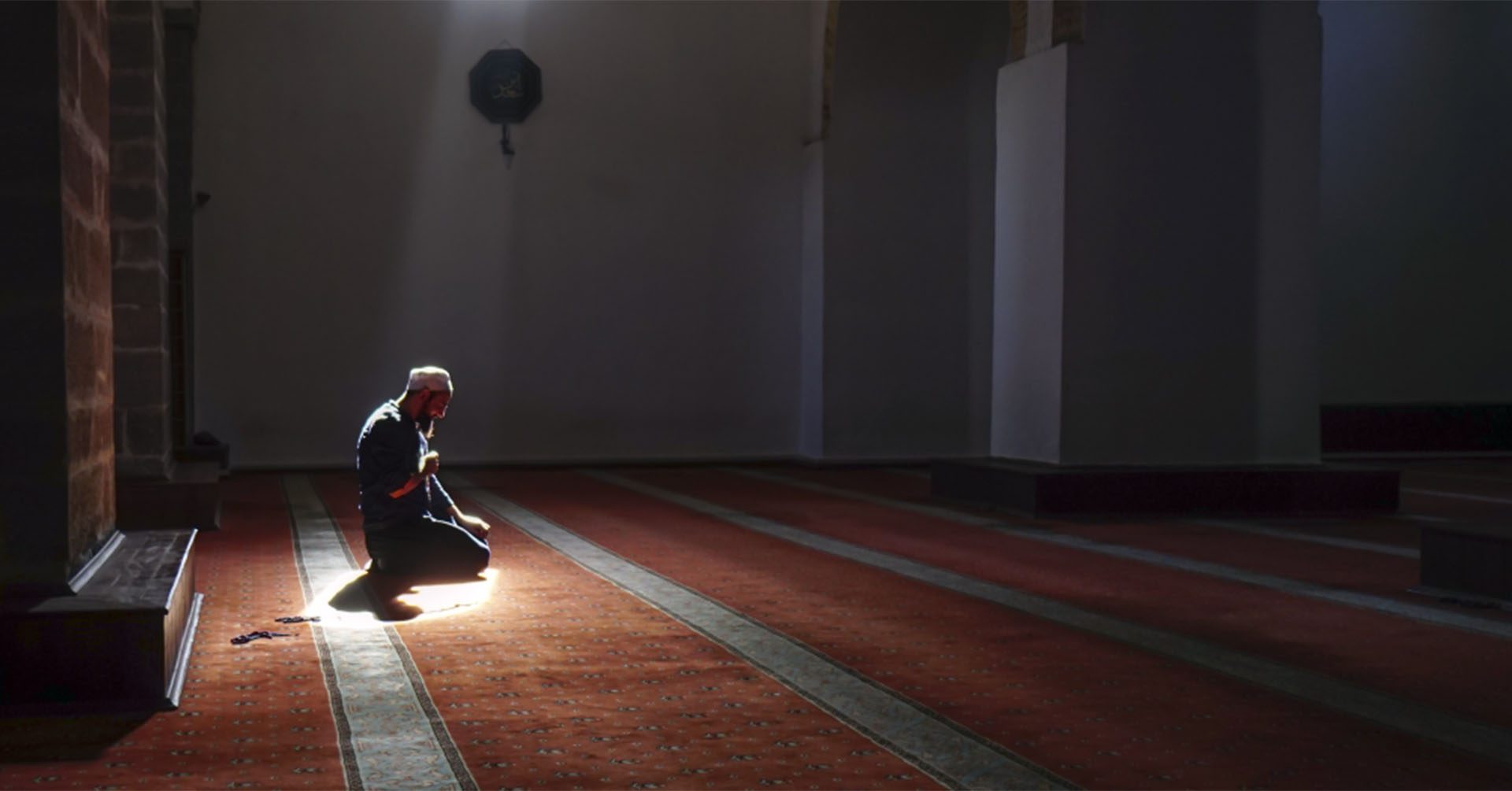 man in masjid performing prayer salah prayer timetables liverpool