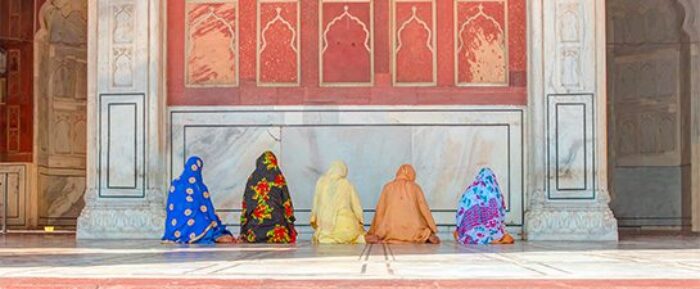 5 women in a masjid performing prayer salah prayer timetables