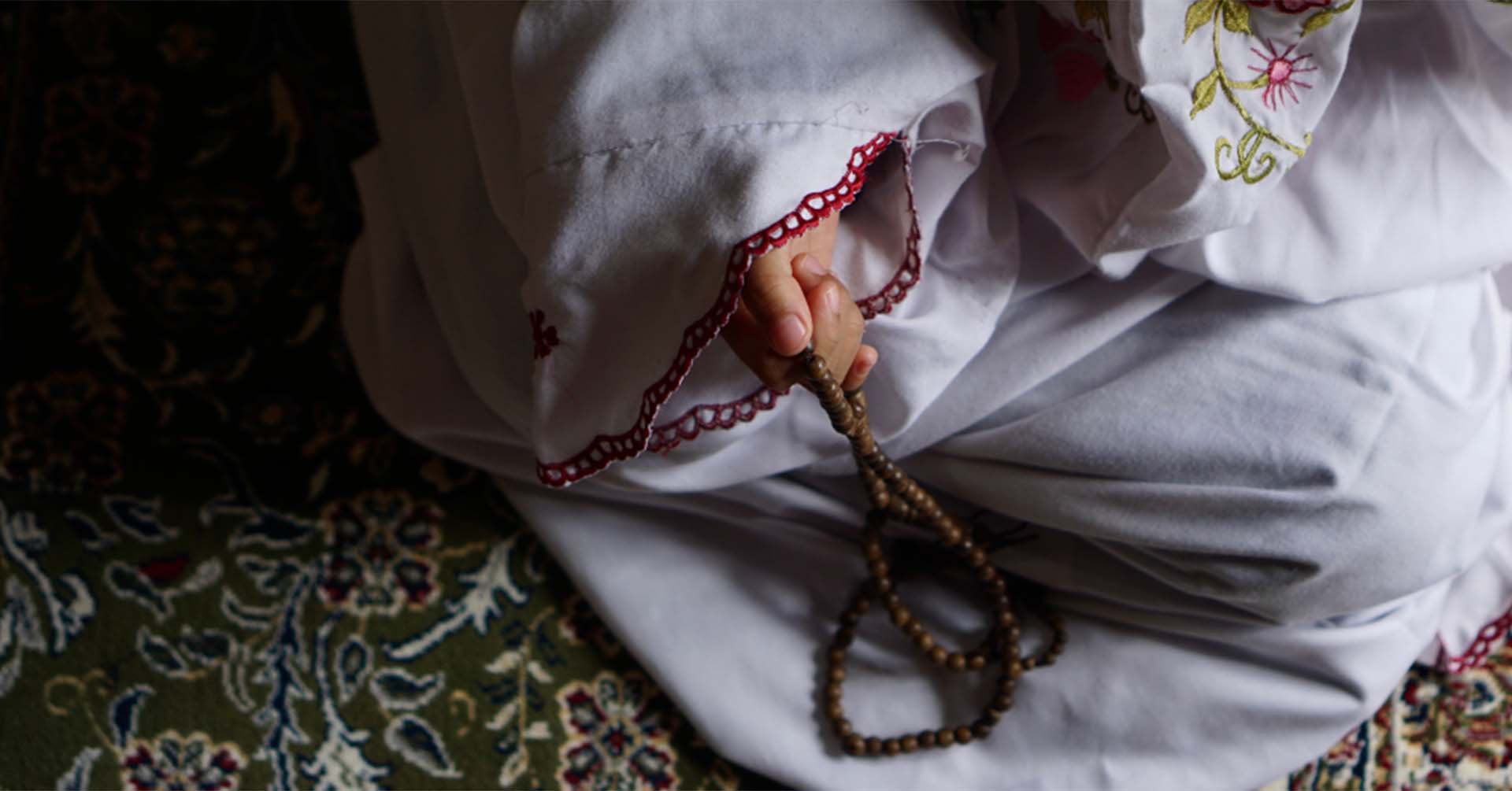 women doing dhikr with prayer beads (tasbih) on prayer mat prayer timetables cambridge