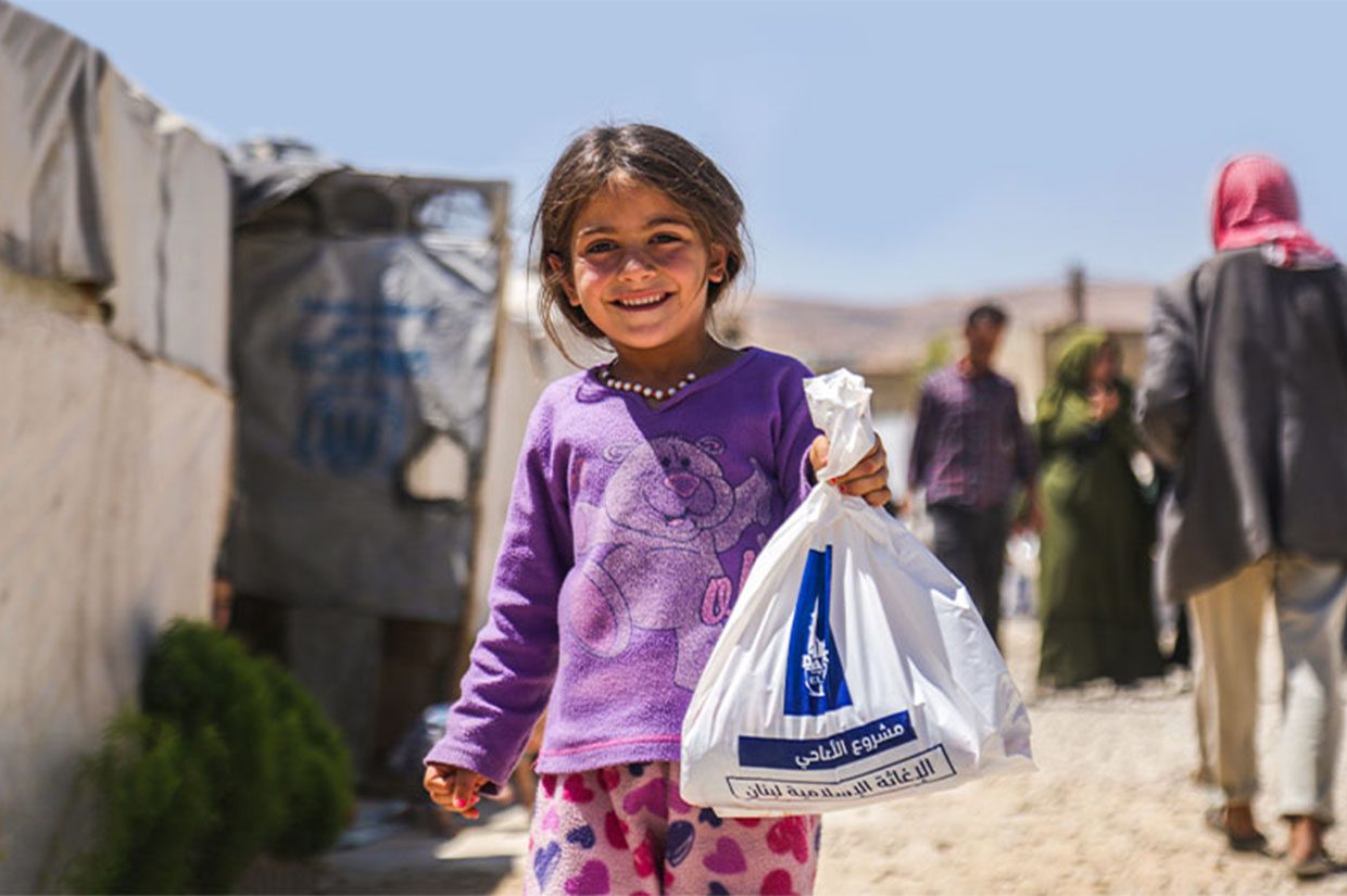 little girl holding a bag of qurbani meat donated by islamic relief uk